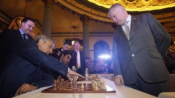 De no ser porque coincidió con Kasparov habría sido un rey hegemónico del ajedrez, siendo campeón desde 1975 a 1985, y luego recuperando el título FIDE (1992-1999) en los años del cisma de los torneos. Un analizador que dominaba el arte del ataque y la defensa, el ruso se enfrentó en cinco finales a Kasparov, con un balance sorprendente: 19 triunfos para él, 21 para el rival, y 104 partidas acabadas en tablas. Visita España con frecuencia y aún, con 71 años, disputa torneos.