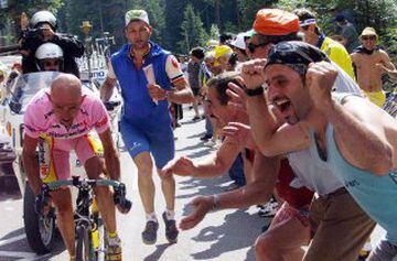 Pantani ganó la decimonovena etapa del Giro de Italia entre Castelfranco y Alpe di Pampeago. El líder fue expulsado dos días después en Madonna Di Campiglio al dar positivo en un control de sangre efectuado por la UCI.