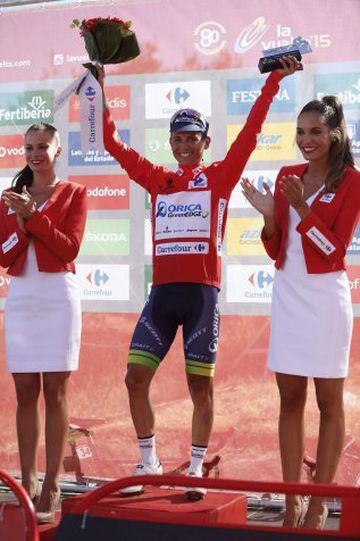 El ciclista colombiano del equipo Orica Esteban Chaves en el podio con el maillot de líder tras proclamarse vencedor de la segunda etapa de la Vuelta Ciclista a España, con salida en Alhaurín de la Torre y llegada en Caminito del Rey, con una distancia de 158'7 kilómetros. 