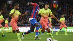 Rodrigo y Raheem Sterling defienden a Kouyate durante el Crystal Palace-Manchester City.