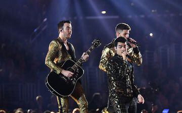 Así lucieron los Jonas Brothers durante su presentación en la 62° entrega de los Grammy.