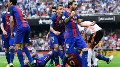 Lionel Messi celebra el gol que le dio el triunfo al Barcelona ante el Valencia.