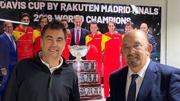 El ya excapitán del equipo de España Sergi Bruguera y el presidente de la Real Federación Española de Tenis Miguel Díaz.