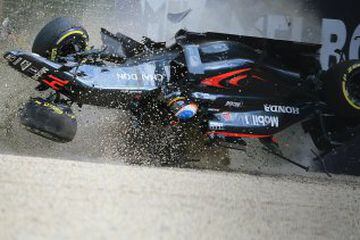 El piloto de Fórmula 1 Fernando Alonso sufrió un aparatoso accidente en la primera carrera de esta temporada. Afortunadamente Alonso salió ileso, el coche para el desguace. 