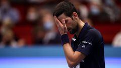 Novak Djokovic se lamenta durante su partido ante Lorenzo Sonego en cuartos de final del Erste Bank Open de Viena.