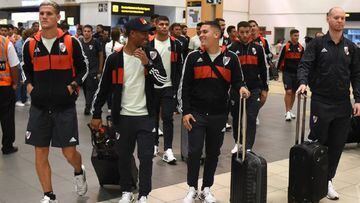 Juan Fernando Quintero y Nicol&aacute;s de La Cruz viajando con River Plate para un partido de Copa Libertadores.