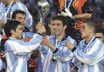 Saviola, German Lux, Julio Arca y Andres D'Alessandro levantan la Copa del Mundo Sub-20.