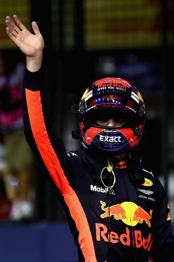 Max Verstappen saludando a los seguidores presentes en la clasificación del GP de Singapur. 