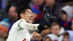 Heung-min Son, jugador del Tottenham, lanza su máscara tras marcar un gol.