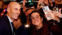 French former forward football player Zinedine Zidane (L) poses with fans as he arrives to unveil his new wax statue at the Musee Grevin in Paris, on October 24, 2022. (Photo by Geoffroy Van der Hasselt / AFP) (Photo by GEOFFROY VAN DER HASSELT/AFP via Getty Images)