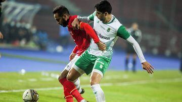Cairo (Egypt), 28/12/2020.- Al-Ahly player Mahmoud Kahraba (L) in action against Al Ittihad player Mohamed Atwa (R) during the Egyptian Premier League soccer match between Al-Ahly and Al Ittihad at Al Salam Stadium in Cairo, Egypt, 28 December 2020. (Egip