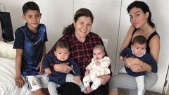 Georgina y Dolores Aveiro posan con los hijos de Cristiano y la red busca parecidos. Foto: Instagram