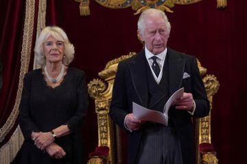 El rey Carlos lee su discurso como nuevo rey del Reino Unido de Gran Bretaña e Irlanda del Norte durante el Consejo de Adhesión en el Palacio de St. James.