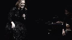Adele y su momento Spice Girl en pleno concierto.
 @AdeleNowUk