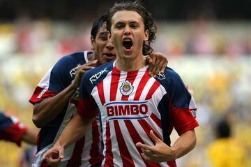 El atacante mexicano era catalogado como una promesa del Fútbol Mexicano. En el Apertura 2008 se erigió como el héroe del Clásico Nacional al conseguir el doblete con el que Chivas derrotó 2-1 al América en el Azteca. Dos años más tarde, en el Bicentenario 2010, anotó el único tanto también para el triunfo. 