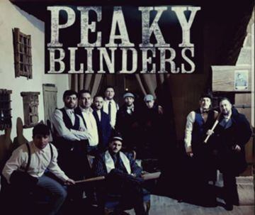 Koke junto a sus amigos disfrazados de la serie Peaky Blinders.