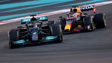 Lewis Hamilton y Max Verstappen en carrera de F&oacute;rmula 1.