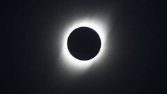 Parapentista chileno sorprendió con vuelo en medio del eclipse solar