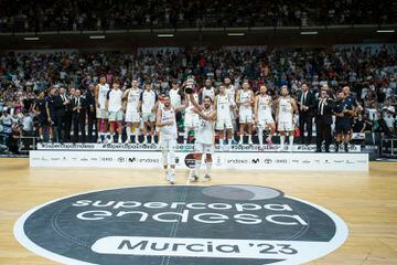 Los jugadores del Real Madrid, Rudy Fernández y Sergio Llull, levantan la Supercopa de España. 
 