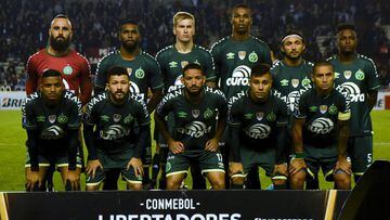 Los jugadores del Chapecoense posan antes de su partido ante Lan&uacute;s en Copa Libertadores.
