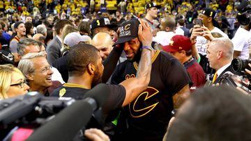 OAKLAND, CA - JUNE 19:  LeBron James #23 and Kyrie Irving #2 of the Cleveland Cavaliers celebrate after defeating the Golden State Warriors 93-89 in Game 7 of the 2016 NBA Finals at ORACLE Arena on June 19, 2016 in Oakland, California. NOTE TO USER: User expressly acknowledges and agrees that, by downloading and or using this photograph, User is consenting to the terms and conditions of the Getty Images License Agreement.  (Photo by Ezra Shaw/Getty Images)
 PUBLICADA 21/06/16 NA MA55 1COL
