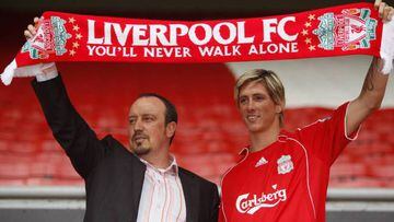Torres with then-Liverpool manager Rafa Benítez after joining the Reds from Atlético Madrid in 2007.