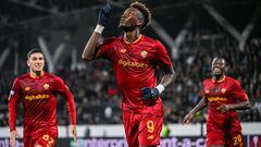 Helsinki (Finland), 27/10/2022.- Tammy Abraham (C) of Roma celebrates after scoring the 1-0 lead in the UEFA Europa League group C match between HJK Helsinki and AS Roma at Helsinki Football Stadium in Helsinki, Finland, 27 October 2022. (Finlandia) EFE/EPA/KIMMO BRANDT
