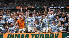 Argentina players celebrate with the Puma Trophy after defeating Australia in the Rugby Championship match between Argentina and Australia at Commbank Stadium in Sydney on July 15, 2023. (Photo by Saeed KHAN / AFP) / -- IMAGE RESTRICTED TO EDITORIAL USE - STRICTLY NO COMMERCIAL USE --