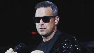 El estrafalario look de Robbie Williams en el desfile de Armani