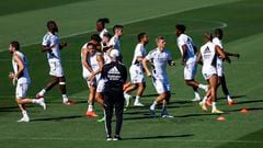 El técnico italiano Carlo Ancelotti supervisa a sus jugadores durante el entrenamiento del Real Madrid celebrado este sábado en la Ciudad deportiva de Valdebebas, previo a su partido de LaLiga ante el RCD Mallorca.