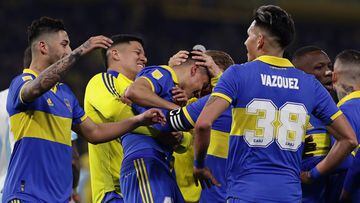 Boca Juniors' forward Luca Langoni (C) is congratulated by teammates at the end of the Argentine Professional Football League Tournament 2022 match against Atletico Tucuman at La Bombonera stadium in Buenos Aires, on August 28, 2022. (Photo by ALEJANDRO PAGNI / AFP)