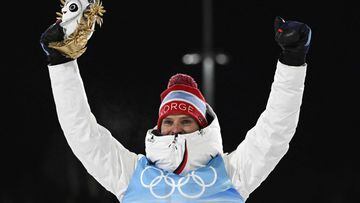 Gold medallist Norway&#039;s Joergen Graabak celebrates on the podium after winning the cross-country race of the Nordic Combined men&#039;s individual large hill/10km event during the Beijing 2022 Winter Olympic Games at the Zhangjiakou National Cross-Co
