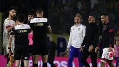 Boca Juniors' coach Sebastian Battaglia (2-R), next to Lanus' forward Jose Sand (R), argues with the assistant referees (out of frame) at the end of their Argentine Professional Football League match at La Bombonera stadium in Buenos Aires, on April 17, 2022. (Photo by Alejandro PAGNI / AFP)