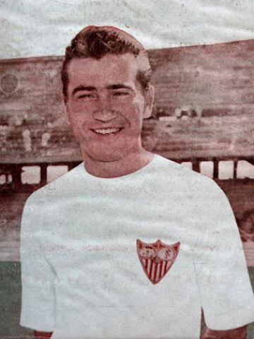 Jugó tres temporadas en el Sevilla 58/59, 59-60, 60/61, y una en el Barcelona la 61/62.