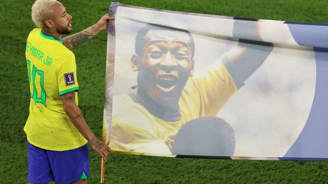 Photo of Neymar picks up the Budweiser “Player of the History” award for Pelé