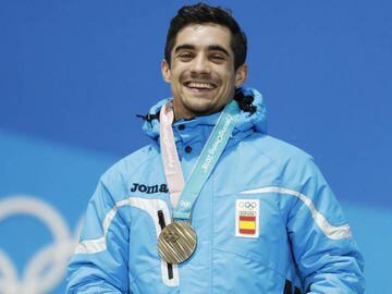 Daegwallyeong-myeon (Korea, Republic Of), 17/02/2018.- Bronze medal winner Javier Fernandez of Spain during the medal ceremony for the men&#039;s Single Figure Skating event at the PyeongChang 2018 Olympic Games, South Korea, 17 February 2018. (Espa&ntilde;a, Corea del Sur) EFE/EPA/GUILLAUME HORCAJUELO