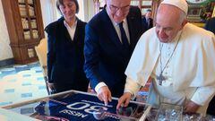 El PSG entrega una camiseta de Messi firmada al Papa
