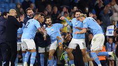 Los jugadores del Manchester City celebran el récord de goles de Erling Haaland.