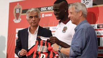 Nice&#039;s football club new signing Italian forward Mario Balotelli (C) smiles as he poses with his new jersey between Nice&#039;s French club president Jean-Pierre Rivere (L) and Nice&#039;s Swiss head coach Lucien Favr