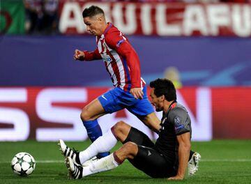 Fernando Torres of Atletico Madrid runs with the ball during the UEFA Champions League group D match between Club Atletico de Madrid and FC Bayern Muenchen at the Vicente Calderon Stadium on September 28, 2016 in Madrid, Spain.