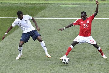 Pione Sisto lucha por el balón contra Ousmane Dembélé.