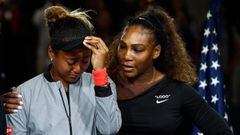 Naomi Osaka emocionada tras ganar el US Open 2018 a Serena Williams y esta consol&aacute;ndola.