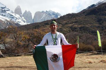 Óscar Ibarra, con las Torres del Paine de fondo.