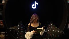 Una mujer lee en el estand de booktok el día 26 de noviembre de 2023 en la feria internacional del libro de Guadalajara.