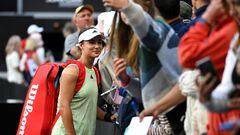 Anna Kalinskaya se hace fotos con seguidores después de vencer a Jasmine Paolini en el Open de Australia.