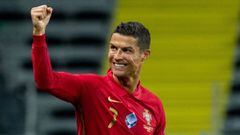 Cristiano Ronaldo de Portugal celebra despu&eacute;s de anotar el gol 0-1 durante el partido de la fase de grupos de la Liga de Naciones de la UEFA entre Suecia y Portugal en Friends Arena el 8 de septiembre de 2020 en Estocolmo, Suecia.