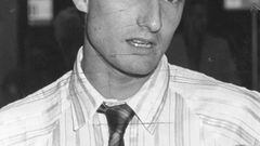 Comenzó a jugar como profesional en el Alavés, luego fichó por el Sestao hasta 1986 que ficha por el Espanyol, donde se encontraba Javier Clemente de entrenador