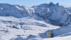 Dos esquiadores miran las monta&ntilde;as nevadas de Baqueira Beret. 