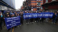 Los aficionados del Everton protestan antes del partido contra el Brentford.