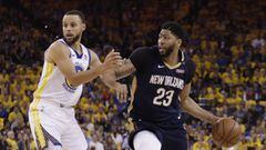 New Orleans Pelicans&#039; Anthony Davis, right, dribbles next to Golden State Warriors&#039; Stephen Curry during the first half in Game 5 of an NBA basketball second-round playoff series Tuesday, May 8, 2018, in Oakland, Calif. (AP Photo/Marcio Jose San